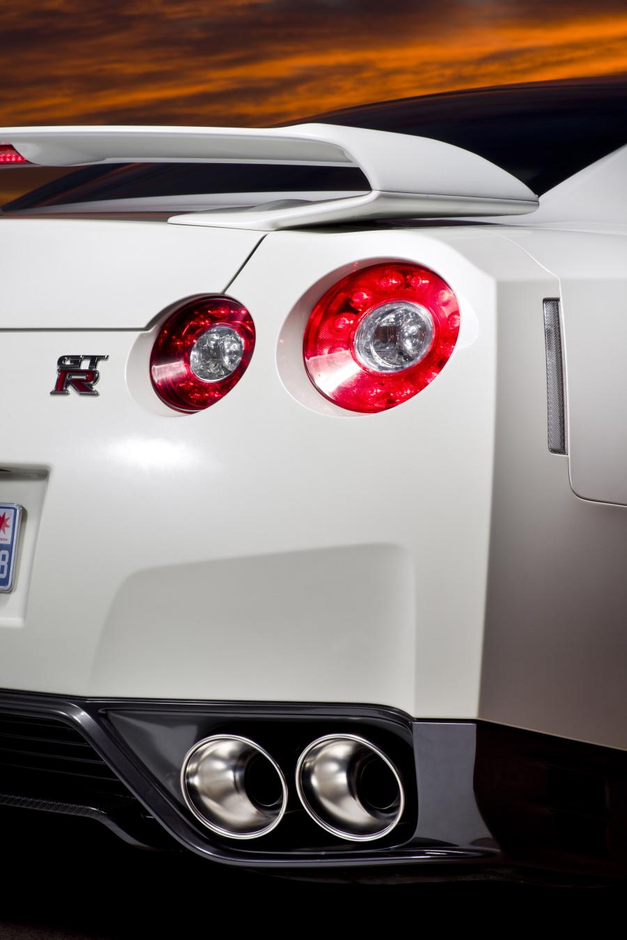  Nissan GT-R 2011 года  (фото 18 из 87)
